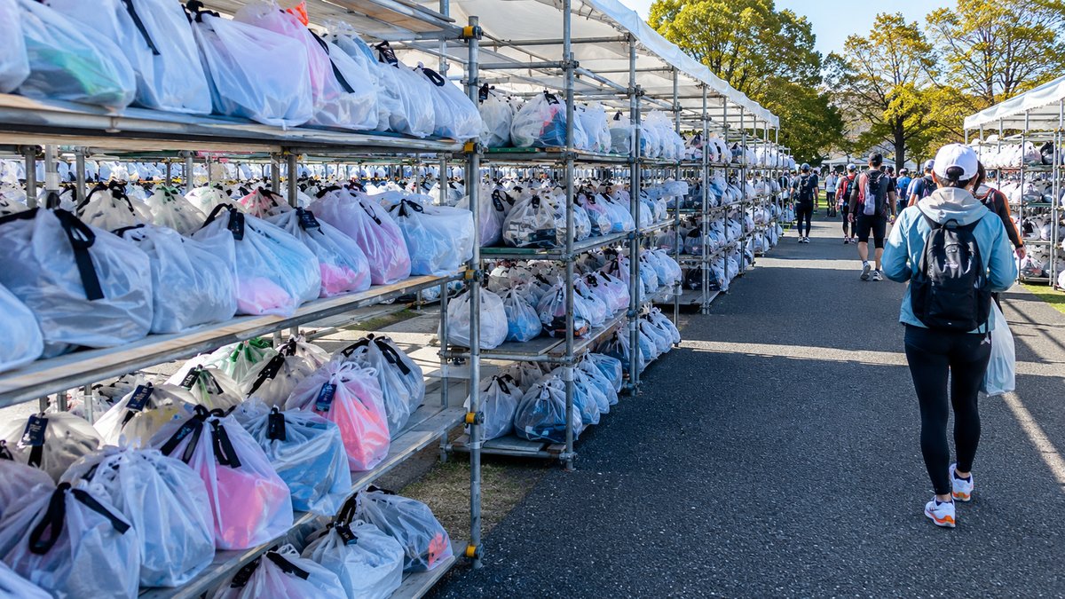 マラソン大会の手荷物預かり所に整然と並ぶ荷物