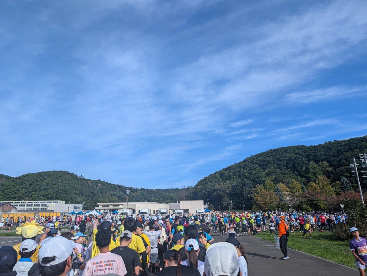 マラソン大会のスタート地点に集まる大勢のランナー