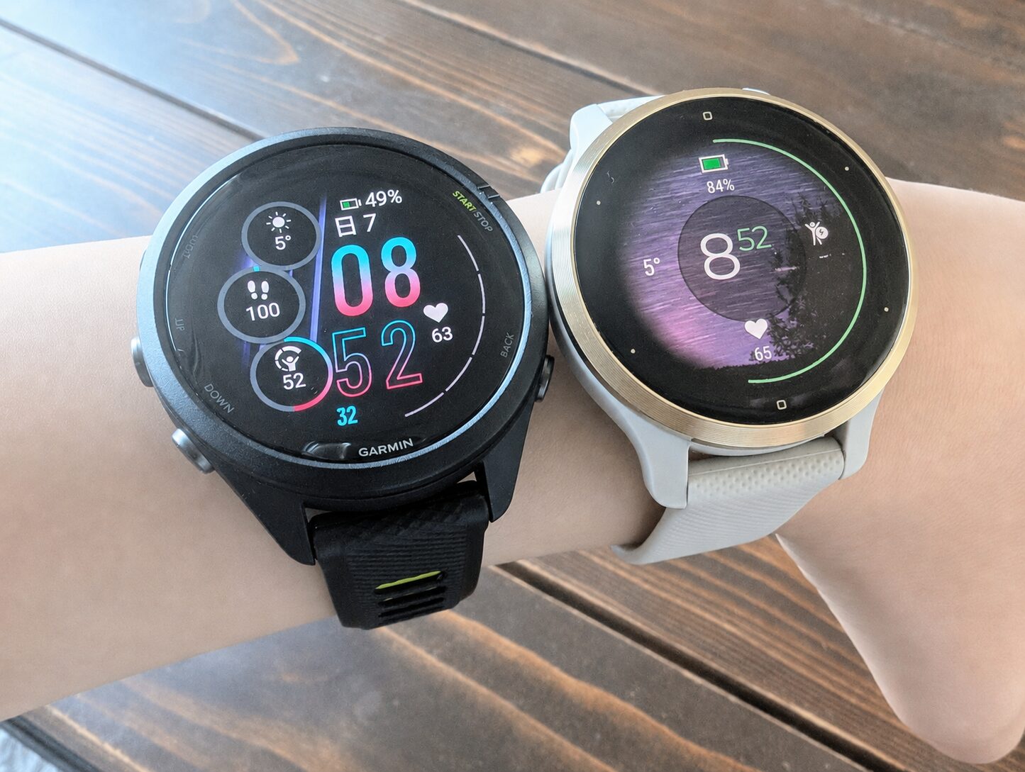 Venu 2SとForerunner 265Sを着け比べたところ。ディスプレイの形やサイズ感の違いがわかる